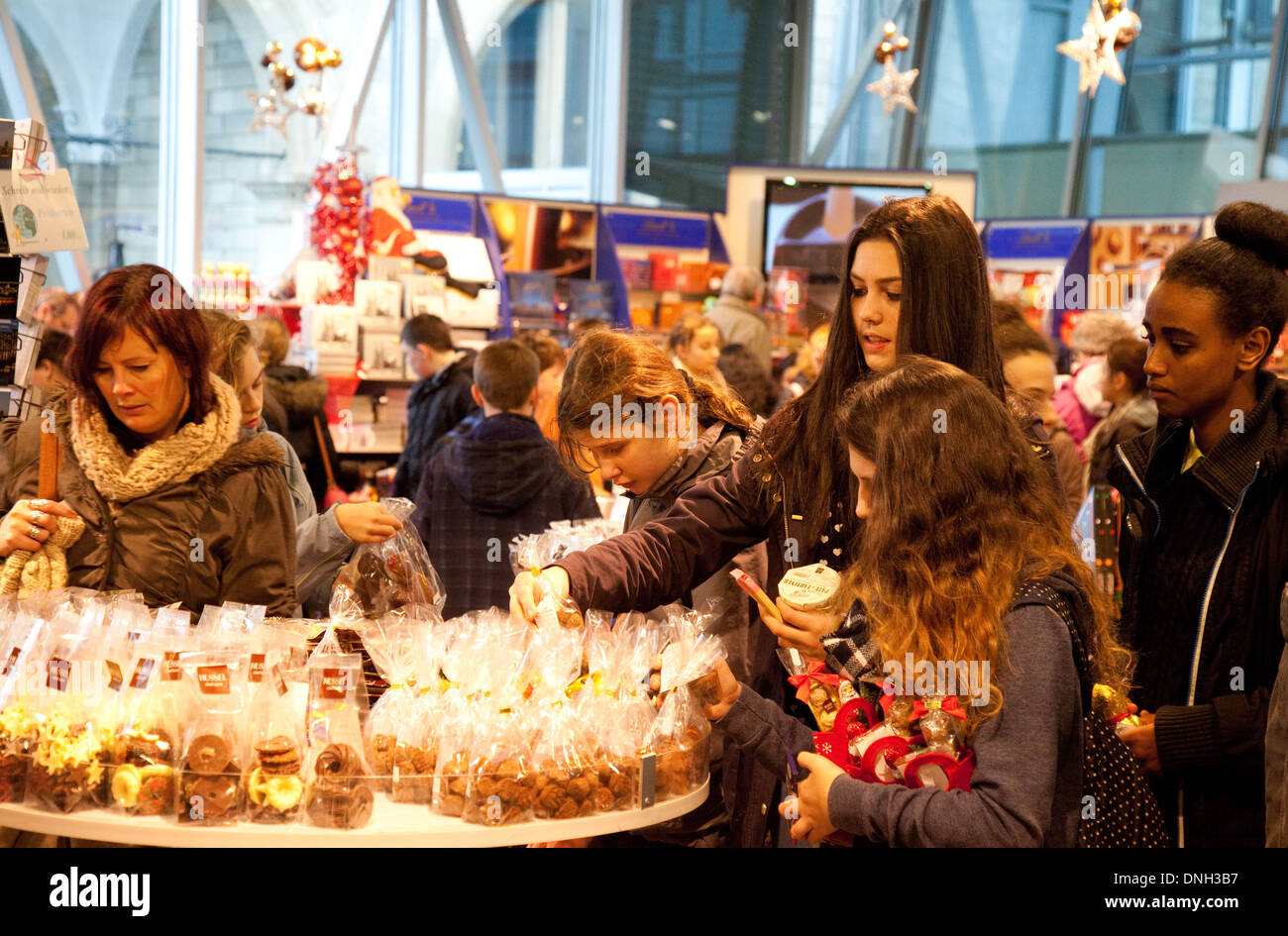 Kinder kaufen, Schokolade und Süßigkeiten, das Kölner Schokoladenmuseum Geschenkeladen, Köln (Köln), Deutschland, Europa Stockfoto