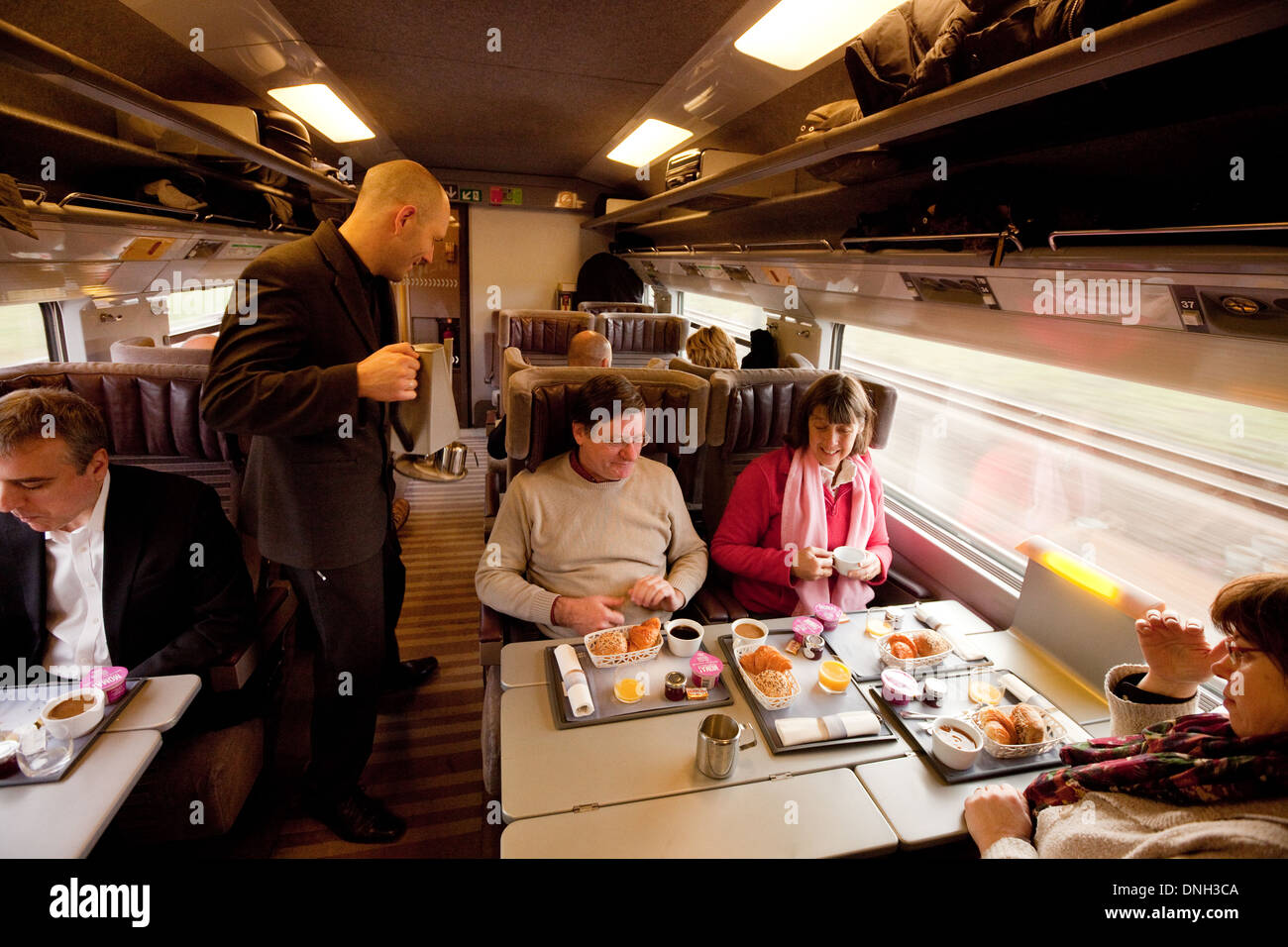 Eurostar-Zug-Wagen, Passagiere werden Speisen von dem Kellner auf der St Pancras, Brüssel Schiene Service, Business-class Stockfoto