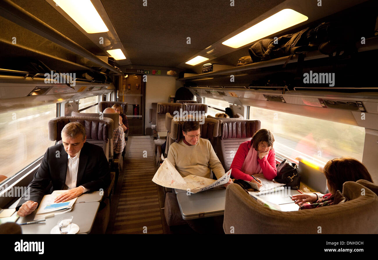 Passagiere im Inneren ein Eurostar Zug Beförderungsvertrag zwischen Ebbsfleet, UK, und Brüssel, Belgien, Europa Stockfoto