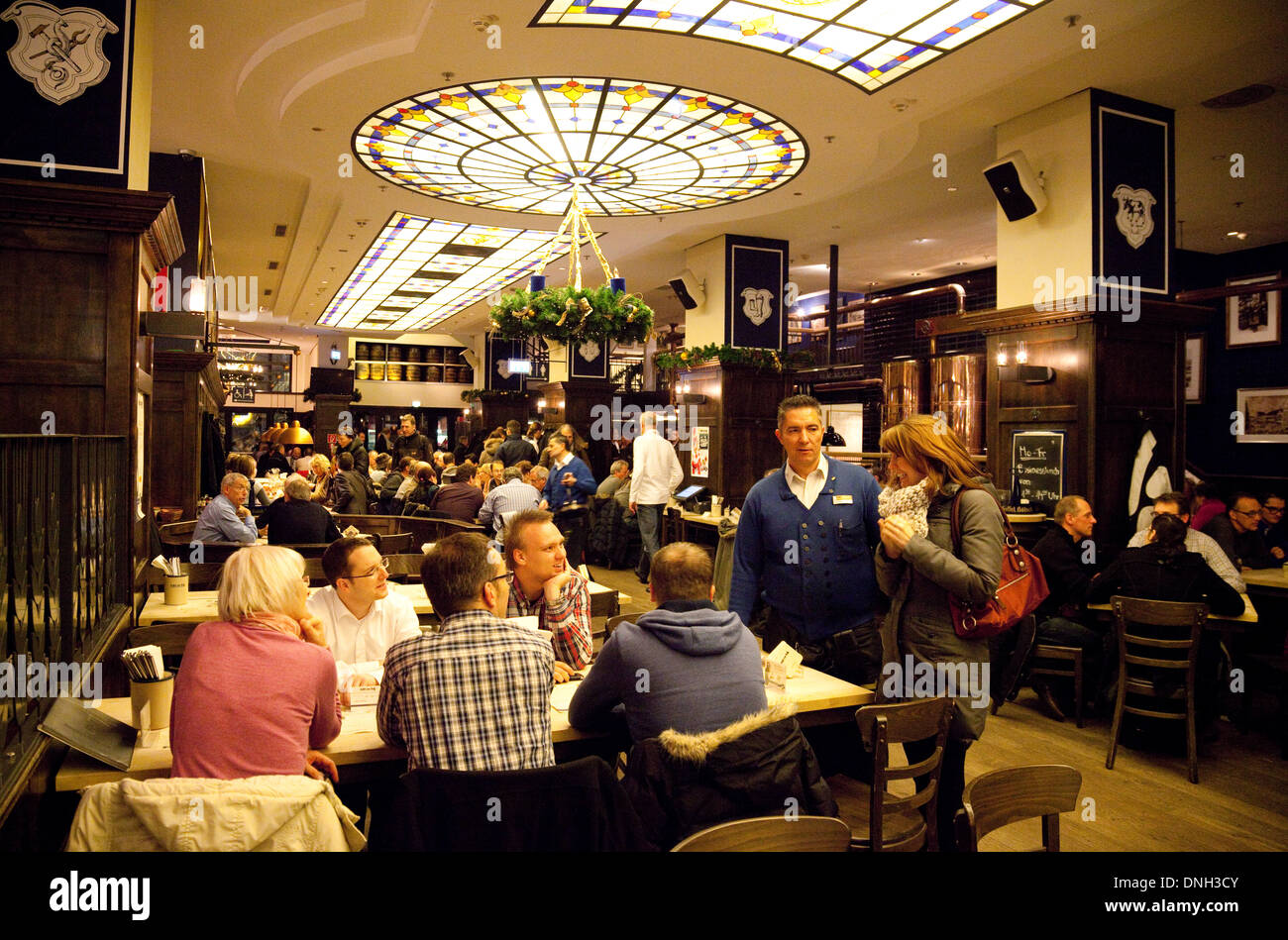 Restaurant Deutschland; Menschen essen und trinken im Sudhaus Gaffel am Dom im Zentrum von Köln (Köln), Deutschland Europa Stockfoto