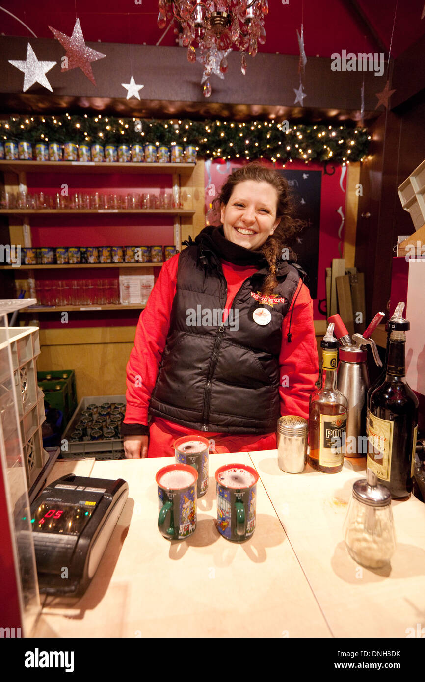 Glühwein-stall, Glühwein zum Verkauf mit Standbesitzer auf dem Kölner Weihnachtsmarkt, Köln (Köln), Deutschland, Europa Stockfoto