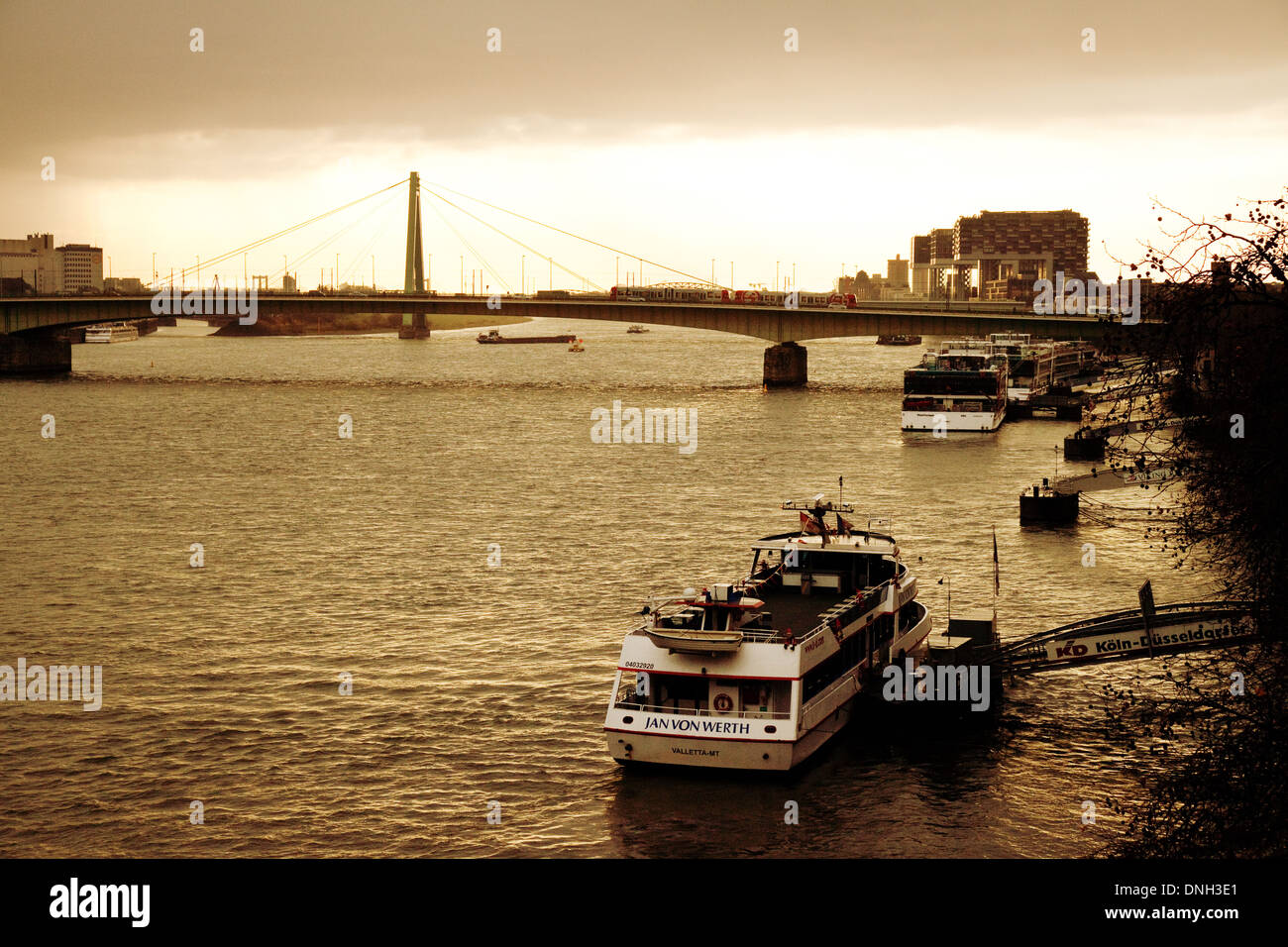Boote auf dem Rhein in Köln an einem Winterabend, Köln (Köln), Deutschland, Europa Stockfoto