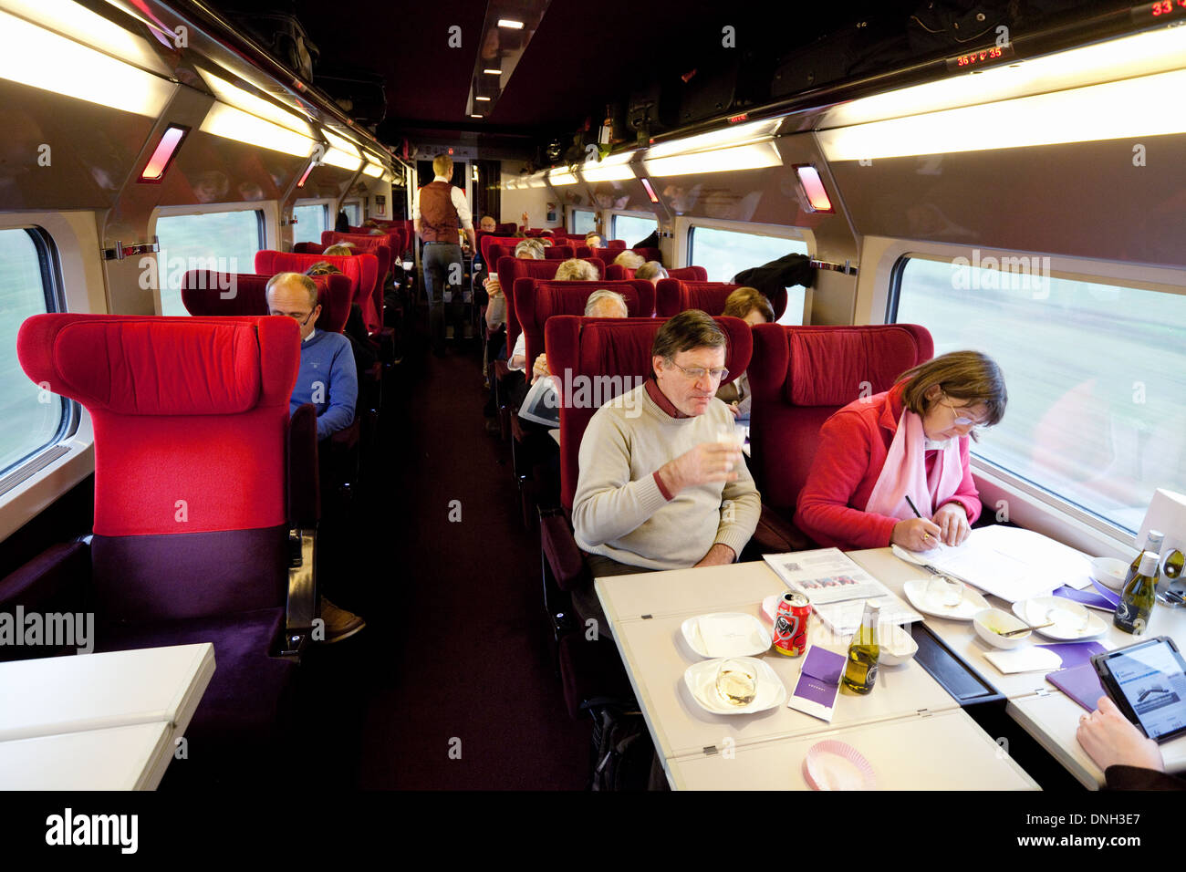 Passagiere in einer Kutsche auf hoher Geschwindigkeit Thalys Zug Reisen zwischen Brüssel (Belgien) und Köln (Deutschland), Europa Stockfoto