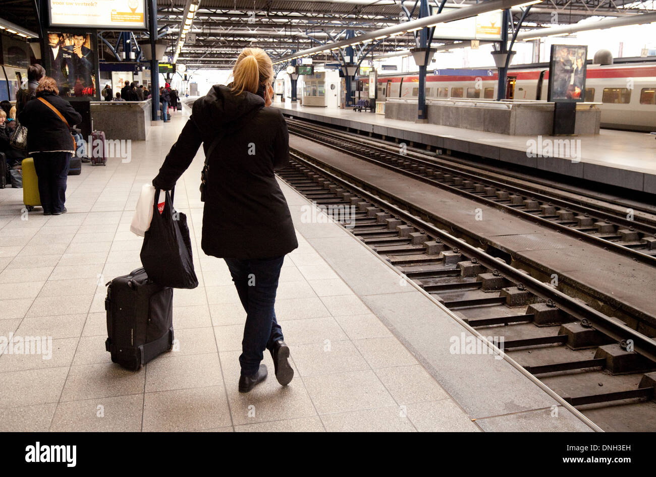 Frau Bahn Reisenden am Bahnsteig mit Handy, Bruxelles Midi Bahnhof Brüssel-Europa Stockfoto