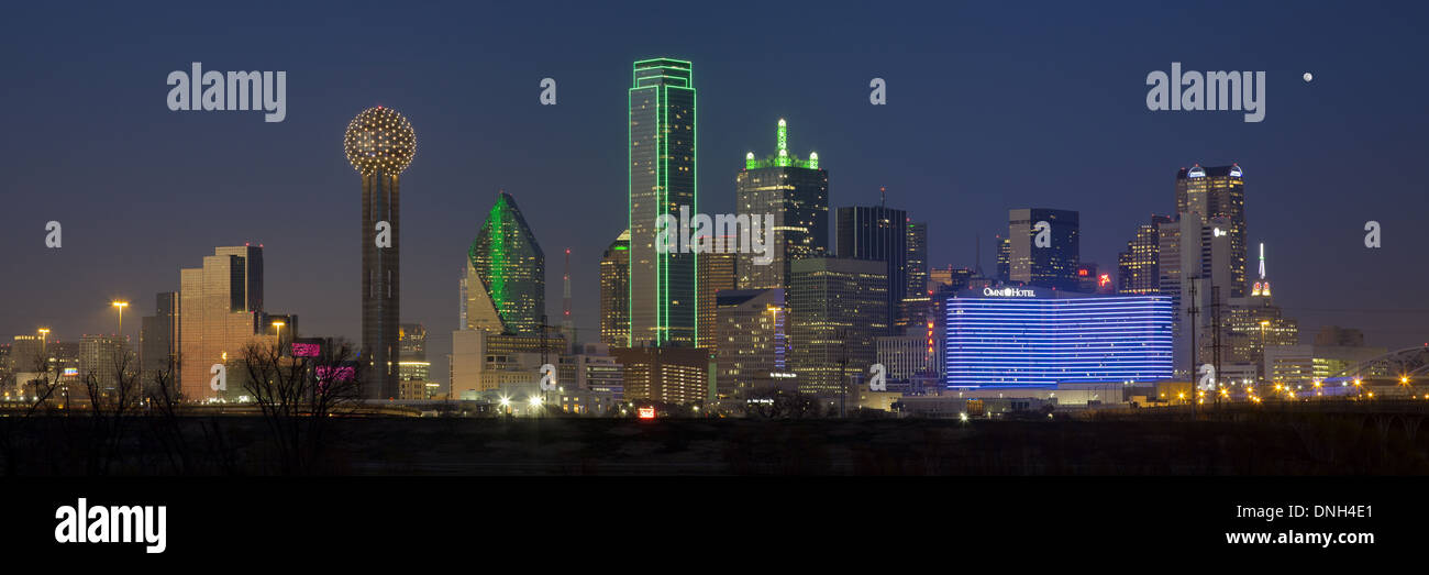 Dieses Panorama zeigt die Skyline von Dallas in den Abend und die Funktionen der legendären Reunion Tower. Stockfoto
