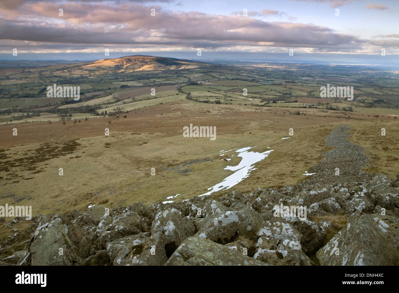 Braun Clee Hill im letzten Licht des Sonnenuntergangs an einem kalten Frühlingstag im März gebadet werden. Ein paar Flecken von Schnee bleiben auf Clee Hil Stockfoto