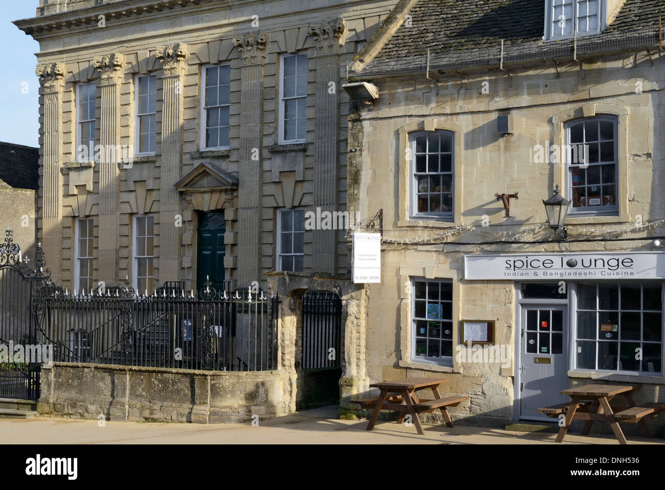 Cotswold Steingebäude mit ungleichen Fenstern, High Street, Burford, Cotswolds, Oxfordshire, England, Vereinigtes Königreich, UK, Europa Stockfoto