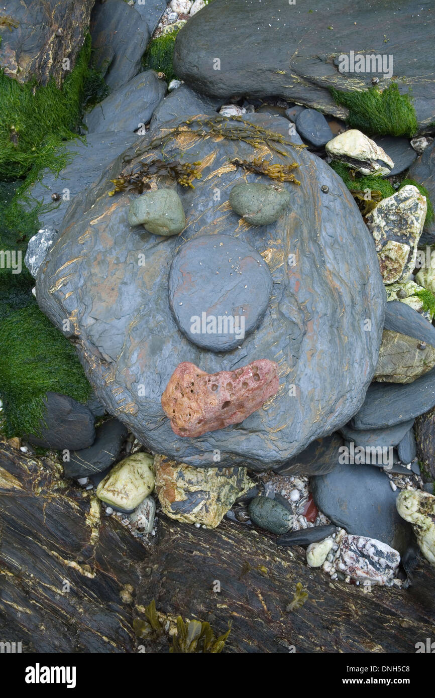 Kieselsteine am Strand von Hope Cove, Devon, machen ein Smiley-Gesicht. Stockfoto