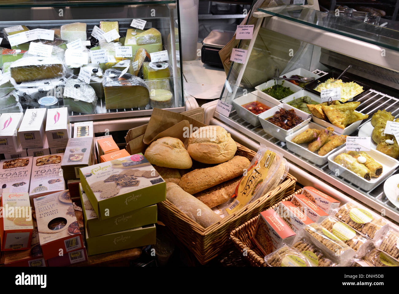 Zeigen Sie in einem Delikatessen-Shop, High Street, Burford, Cotswolds, Oxfordshire, England, Vereinigtes Königreich, UK, Europa an Stockfoto