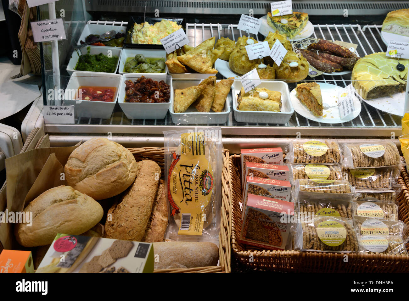 Zeigen Sie in einem Delikatessen-Shop, High Street, Burford, Cotswolds, Oxfordshire, England, Vereinigtes Königreich, UK, Europa an Stockfoto