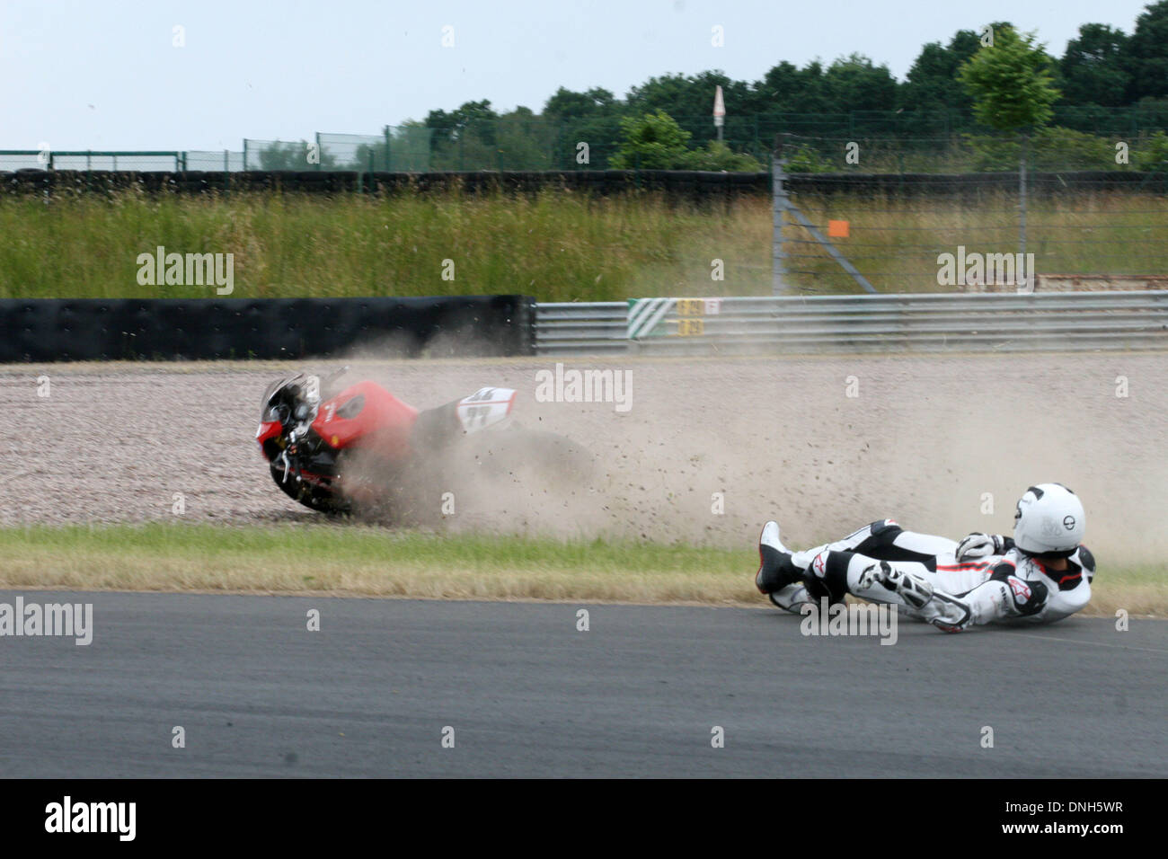 Datei: Zwickau, Deutschland. 12. Juni 2008. Ehemalige deutsche Formel1 Weltmeister Michael Schumacher fällt während des freien Trainings für das IDM Superbike-Rennen auf dem Sachsenring Circuit in der Nähe von Zwickau, Deutschland, 12. Juni 2008. Schumacher blieb unverletzt. Foto: Ralph Koehler/Dpa/Alamy Live News Stockfoto