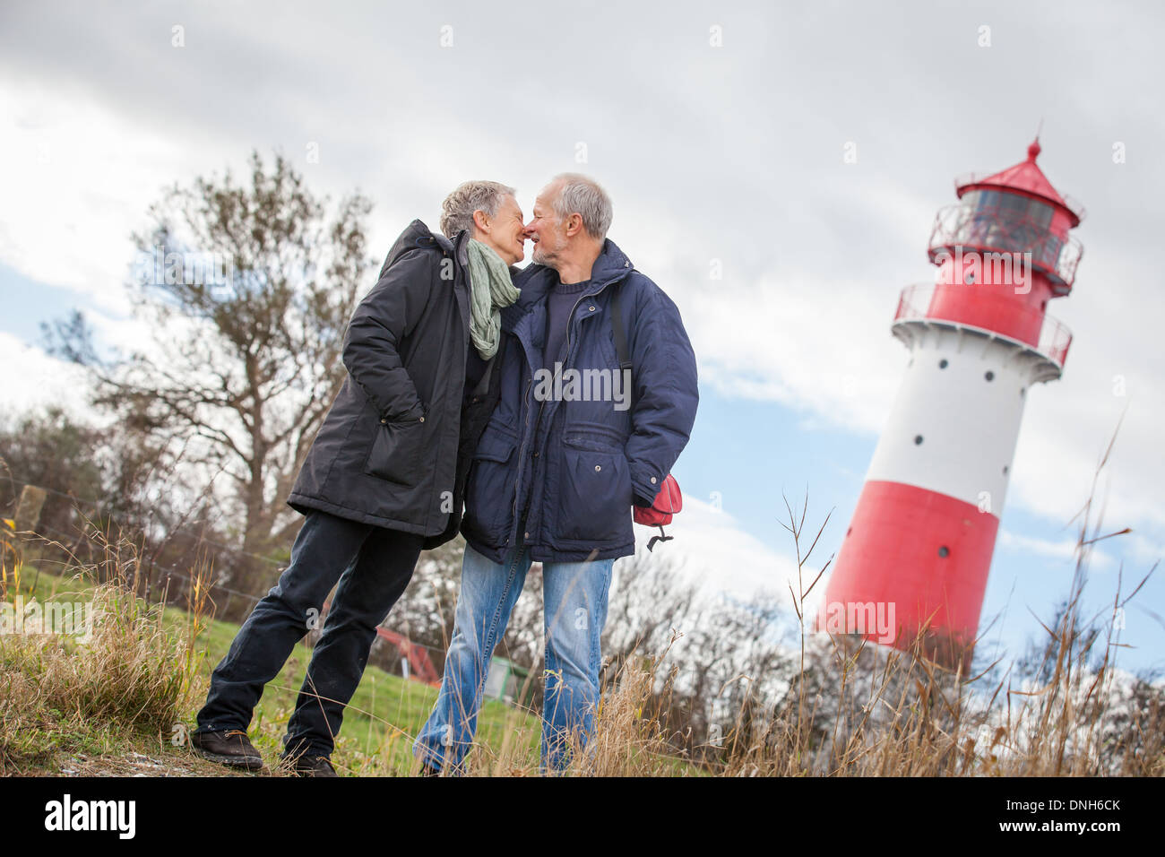 gerne älteres paar erholsame Ostsee Dünen im Herbst Stockfoto