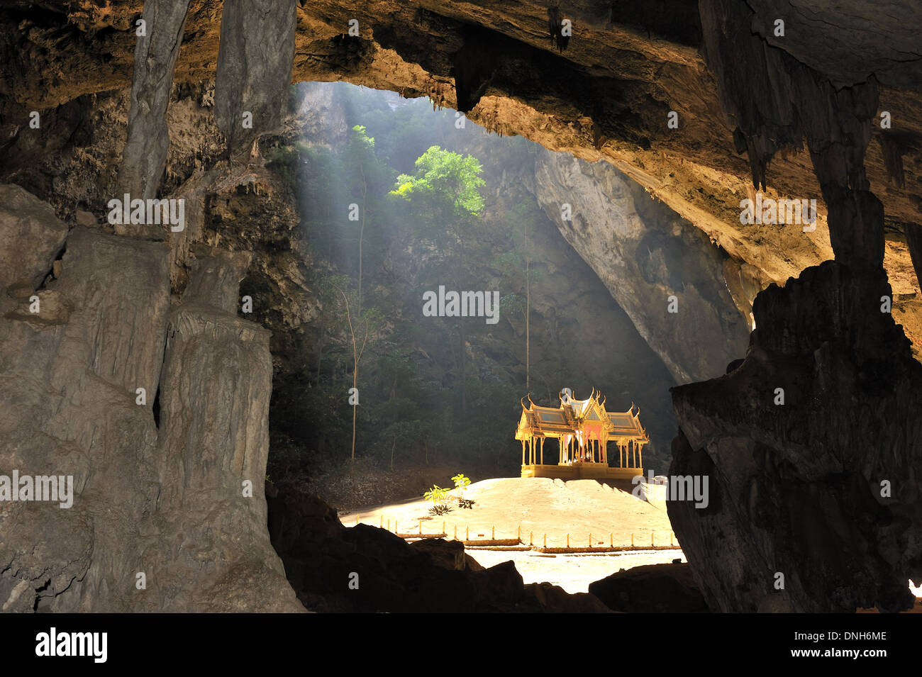 Kula Karuhadd Hall, Phraya Nakorn Höhle in Khao Sam Roi Yot aus Distanz Stockfoto