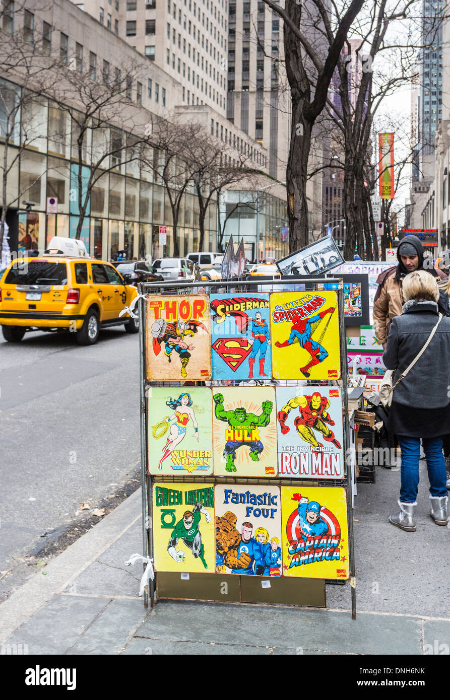New Yorker Straßenszene - am Straßenrand Stall mit Bilder von Marvel-Comic-Figuren Stockfoto
