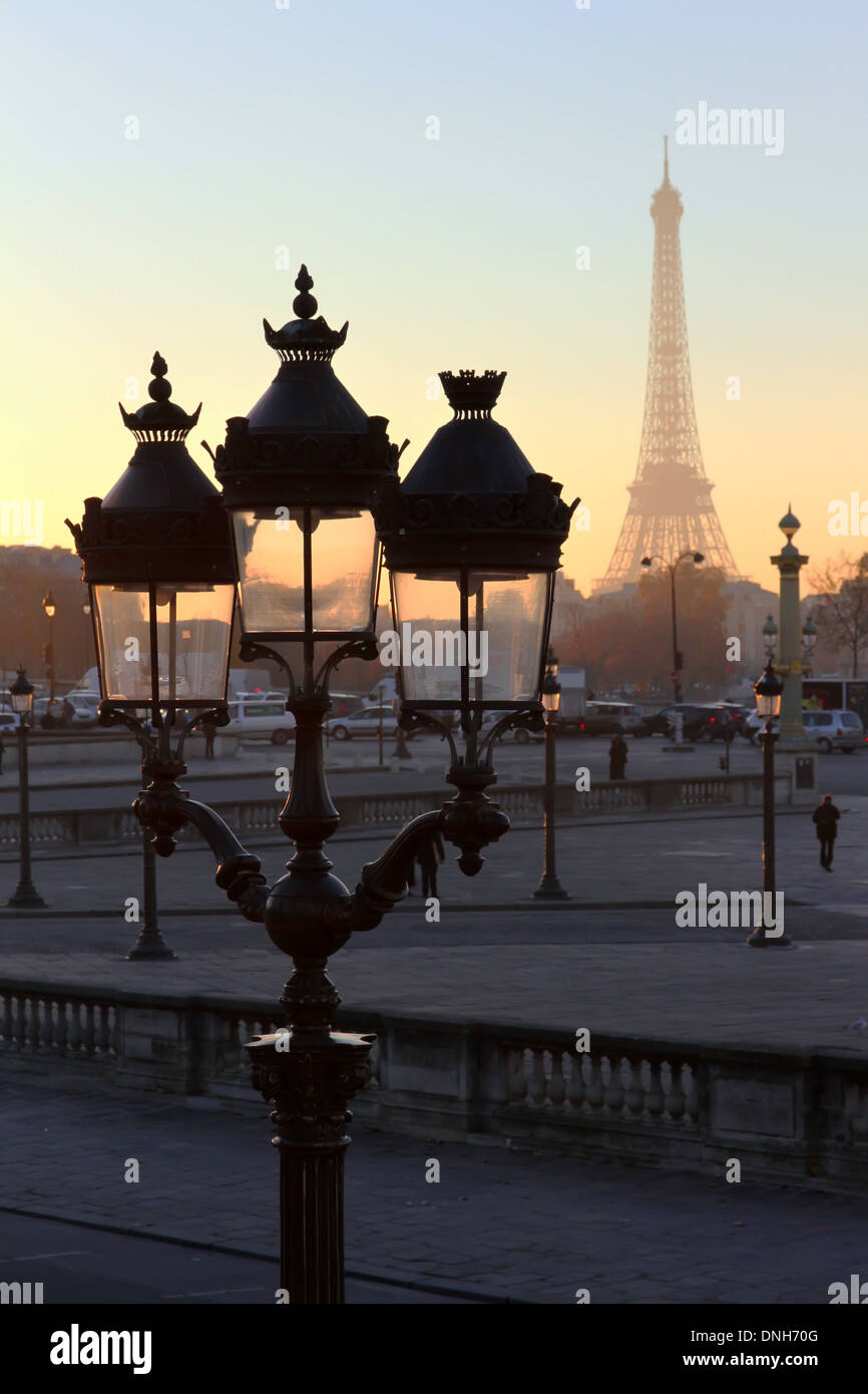 Blick auf Eiffelturm am Abend, Paris, Frankreich Stockfoto