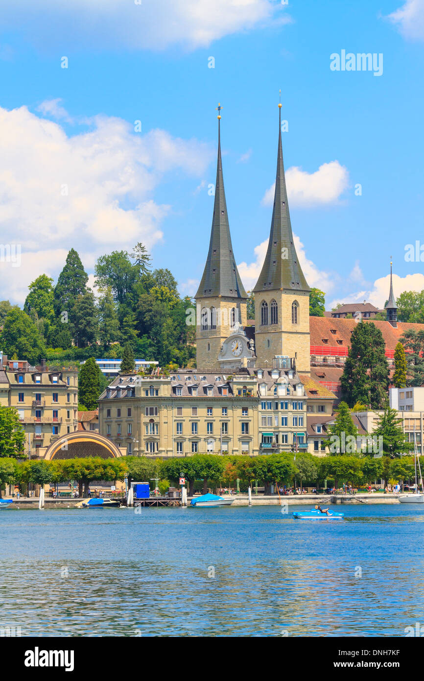 Luzerner Stadtansicht mit Fluss Reuss und Gericht Kirche von St. Leodegar, Schweiz Stockfoto
