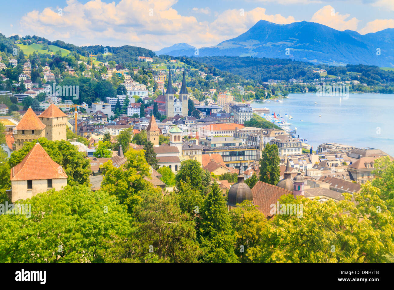 Blick auf die Stadt Luzern von Stadtmauern mit See, Schweiz Stockfoto