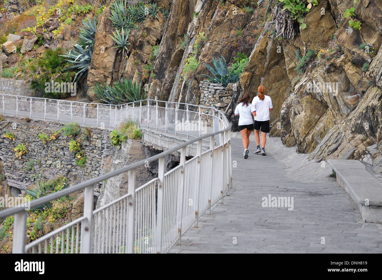 Zwei Menschen Joggen auf dem romantischen Weg Cinque Terre, Italien Stockfoto