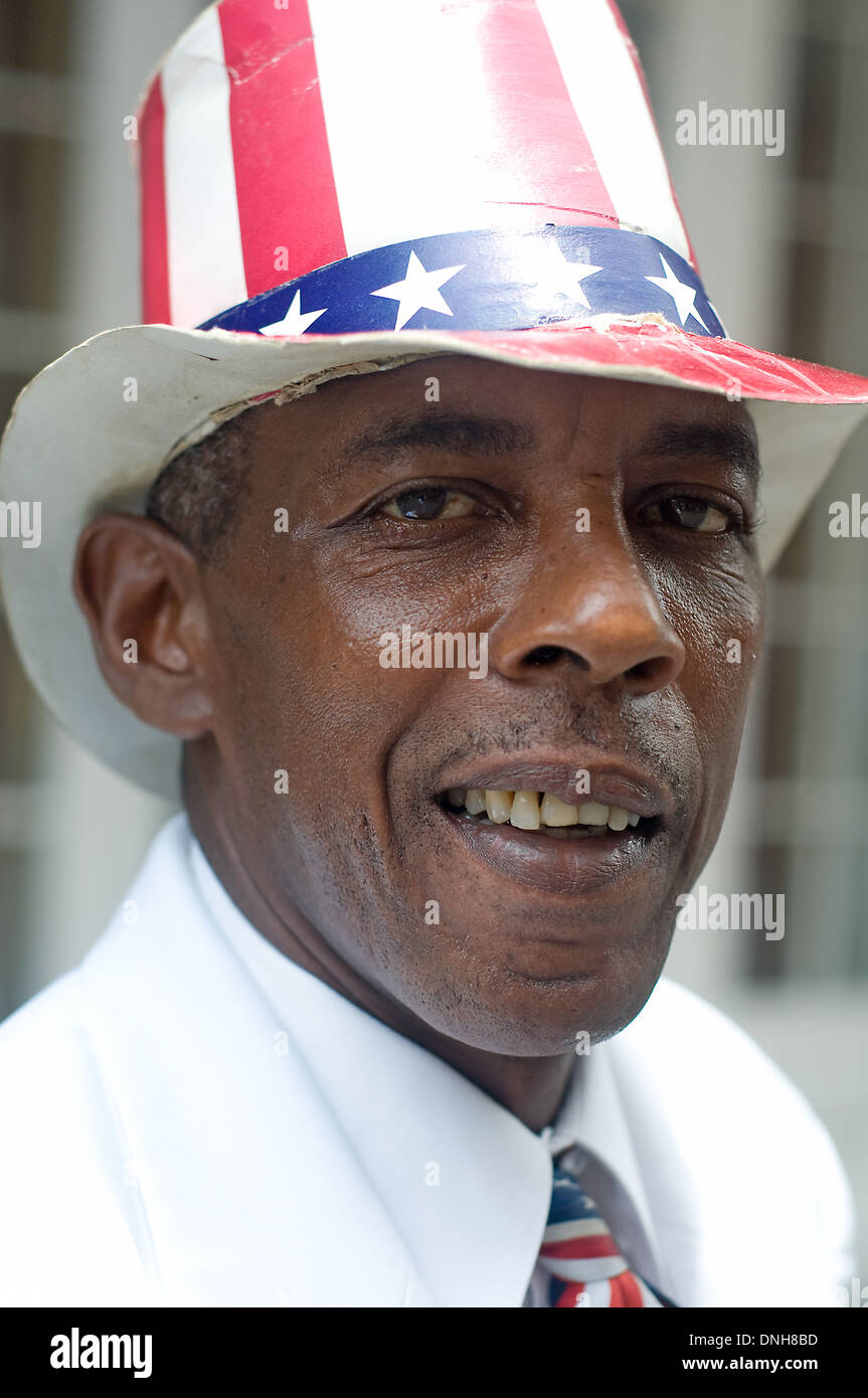 Porträt von einem Straßenkünstler, gekleidet in einen Hut und Krawatte mit Sternen und Streifen, im French Quarter von New Orleans, Louisiana. Stockfoto