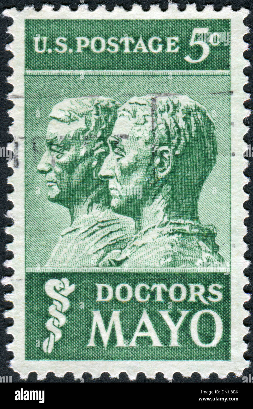Briefmarke gedruckt in den USA, zeigt Dr. William und Charles Mayo, eine Skulptur von James Earle Fraser Stockfoto