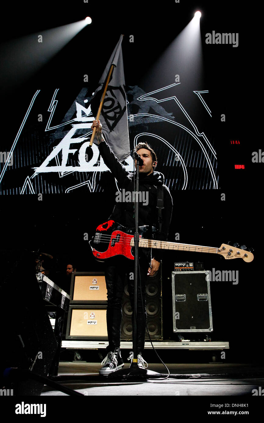 Bassist Pete Wentz von Fall Out Boy führt auf KISS 108 Jingle Ball 2013 im TD Garden am 14. Dezember 2013 in Boston. Stockfoto