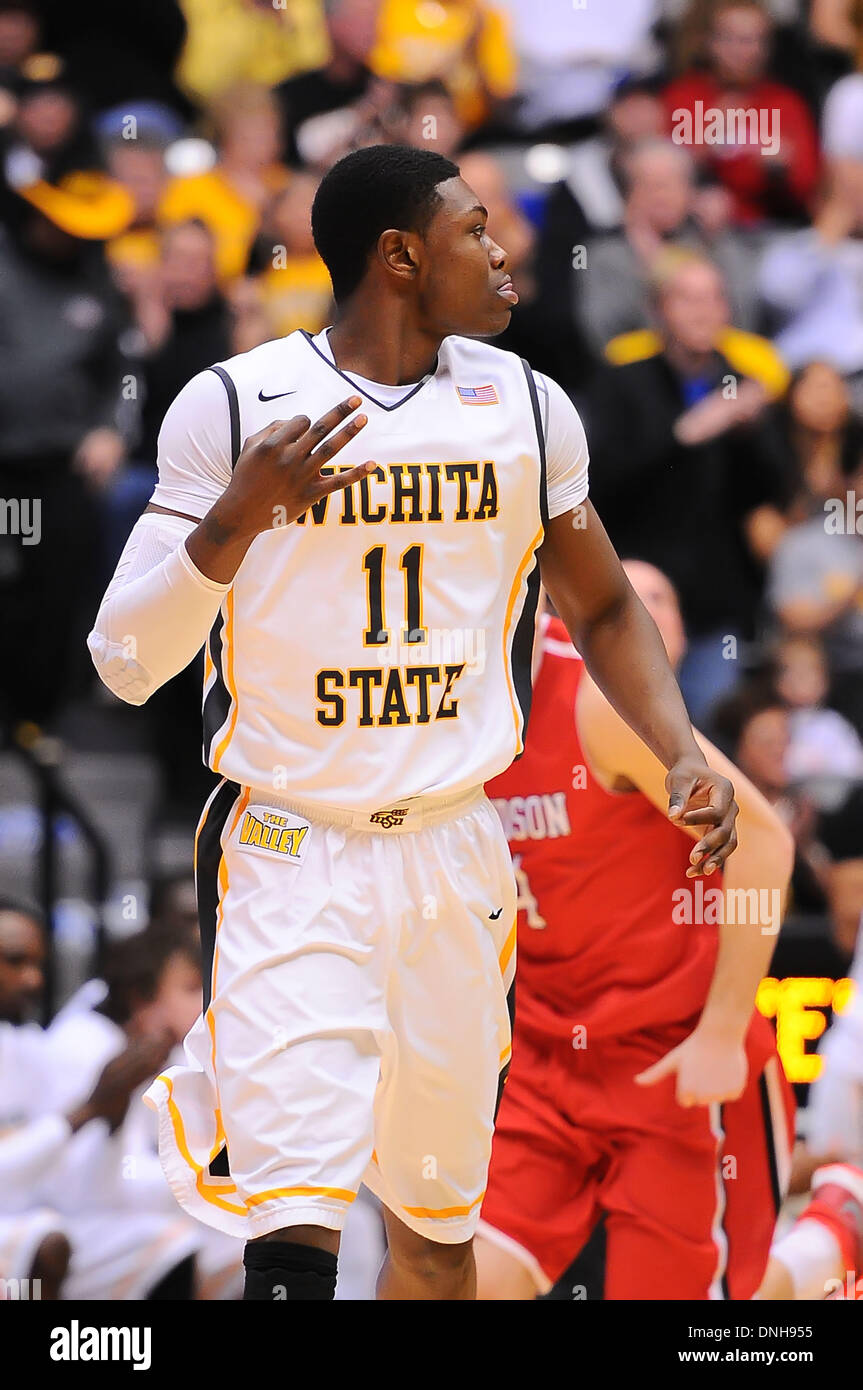 Wichita, Kansas, USA. 29. Dezember 2013. 29. Dezember 2013: Wichita State Shockers vorwärts Cleanthony frühen #11 erkennt eines seiner drei 3-Zeiger in Aktion während der NCAA Basketball-Spiel zwischen der Davidson Wildcats und die Wichita State Shockers in Charles Koch Arena in Wichita, Kansas. Kendall Shaw/CSM/Alamy Live-Nachrichten Stockfoto