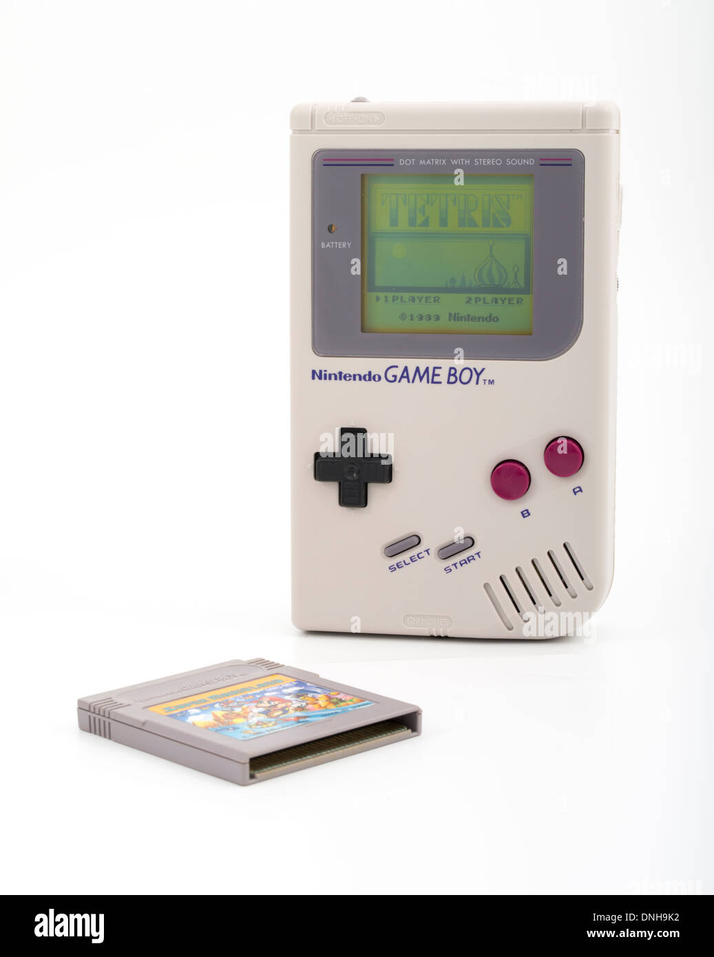 Nintendo Gameboy mit Mario Patrone und TETRIS-Spiel auf dem Bildschirm angezeigt. DMG-001-Originalversion in grau / grau aus Japan Stockfoto