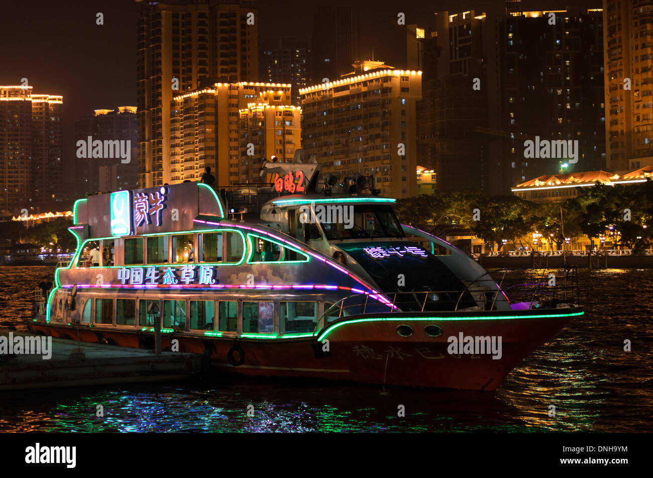 Chinesische Touristenboot für die Nacht Zeit Sightseeing entlang eines großen Flusses verwendet. Stockfoto