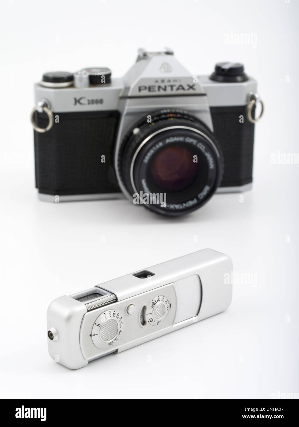MINOX Wetzlar III Sub Miniatur Spionage-Kamera mit Asahi Pentax K1000-35 mm-Kamera. Stockfoto