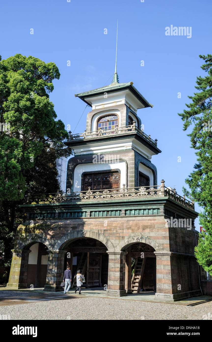 Haupttor Weg eines Schreins / Tempel in Kanazawa, Japan. Stockfoto