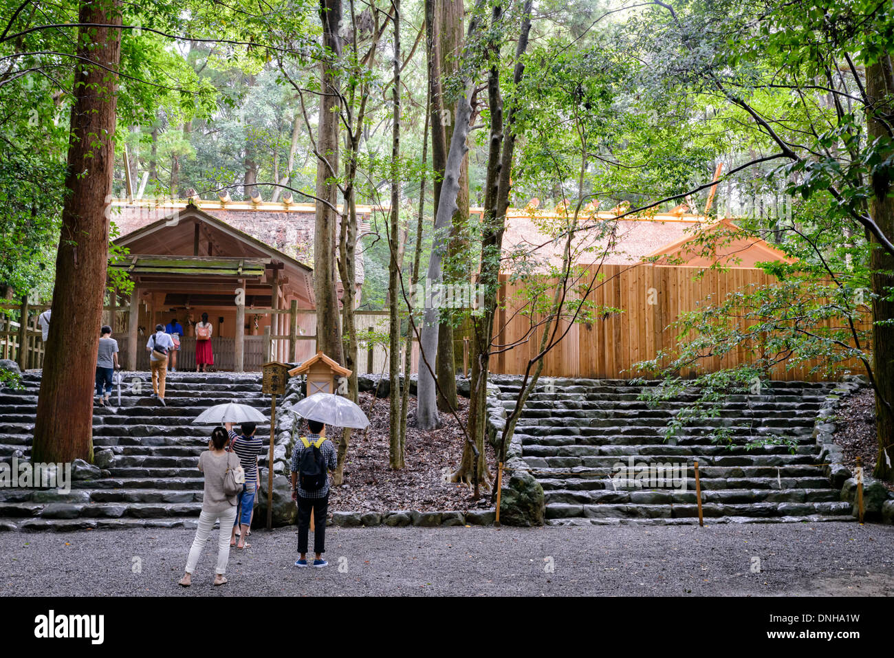 ISE Jingu, oder Grand Ise-Schrein, die alle 20 Jahre neu gebaut wird. Dies zeigt sowohl alte als auch neue Versionen des gleichen Gebäudes. Stockfoto