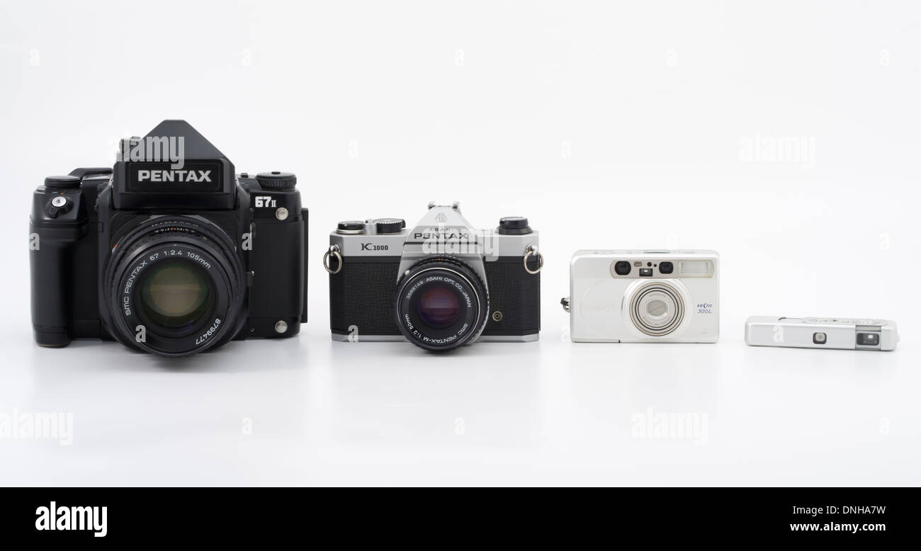 Film-Kameras mit Film Größen Pentax 67II (120) Pentax k1000 (35mm) Minolta Vectis (APS) Minox III Stockfoto