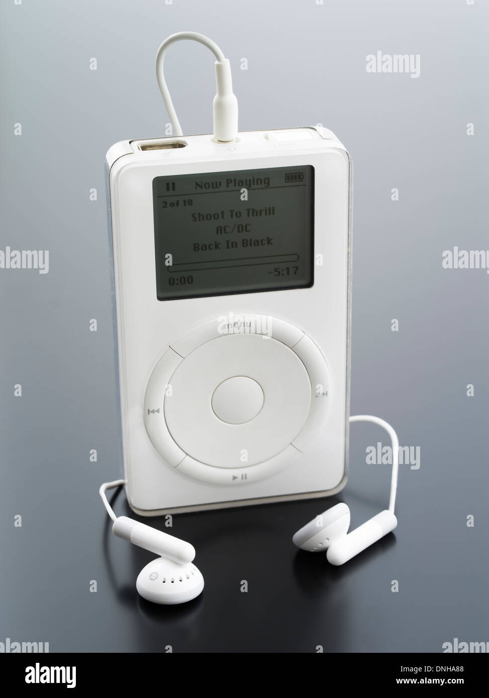 Apple iPod 1. Generation freigegeben 23. Oktober 2001 mit Knospen Kopfhörer im weißen ikonischen tragbaren Musik-Player Stockfoto