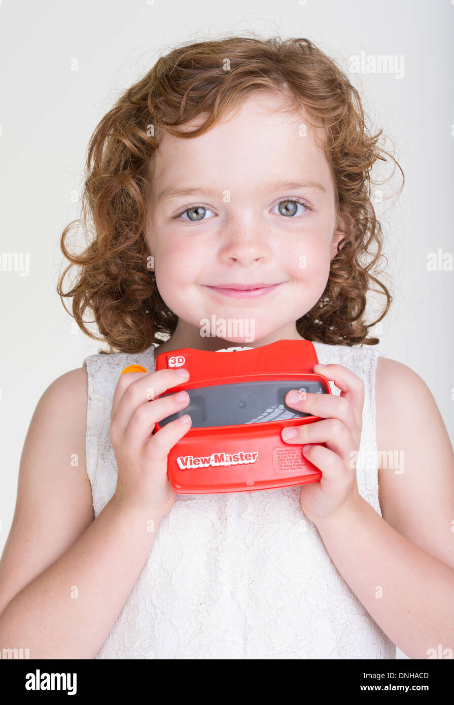 Junges Mädchen mit View-Master stereoskopische 3D-3D-viewer Stockfoto