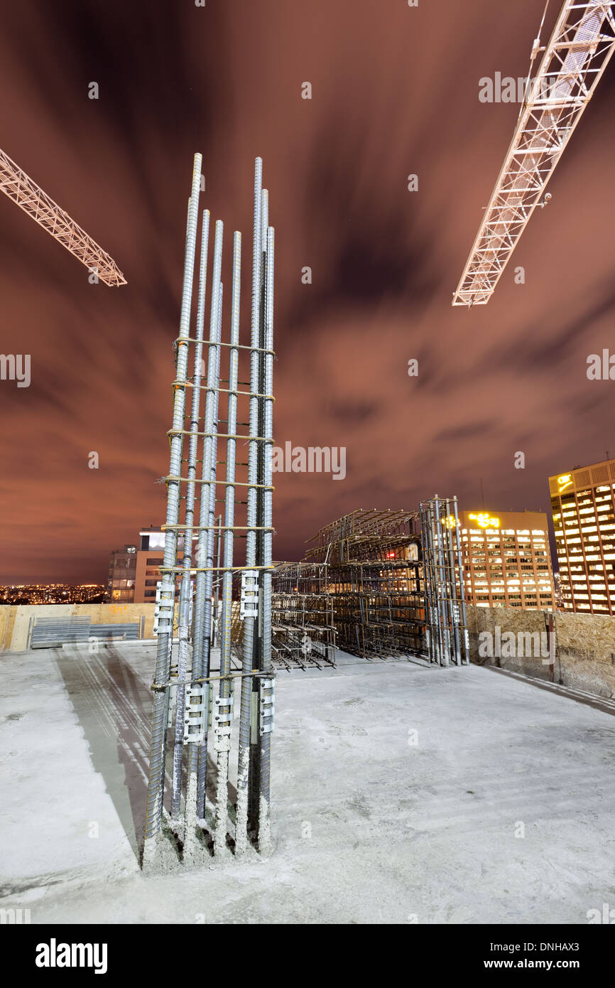 Langzeitbelichtung vom Dach einer Eigentumswohnung im Bau in Yorkville, Toronto, Ontario, Kanada. Stockfoto