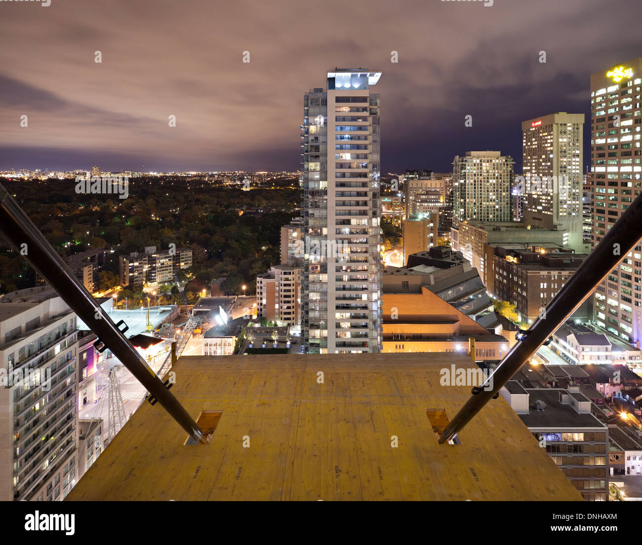 Ansicht von Toronto nach Osten in Richtung Yonge St. aus den vier Jahreszeiten Private Residences-Eigentumswohnung in Yorkville, Toronto, Kanada Stockfoto