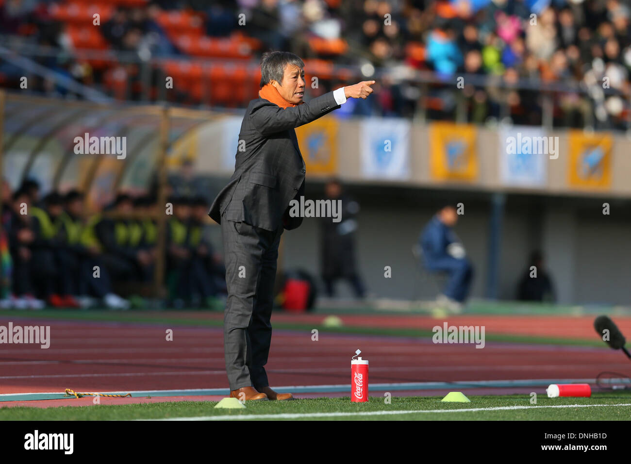 Nationalstadion, Tokio, Japan. 30. Dezember 2013. Lee Jefa Head Coach, 30. Dezember 2013 - Fußball-/Soccer: 92st All Japan High School Fußball Turnier Eröffnungsspiel zwischen Kumamoto Kokufu 2-1 Kokugakuin Kugayama im National Stadium, Tokio, Japan. © AFLO SPORT/Alamy Live-Nachrichten Stockfoto