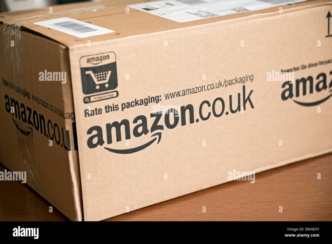 Nahaufnahme von Amazon Box Paket nach Hause Lieferung Internet online  Bestellung England UK Vereinigtes Königreich GB Großbritannien  Stockfotografie - Alamy