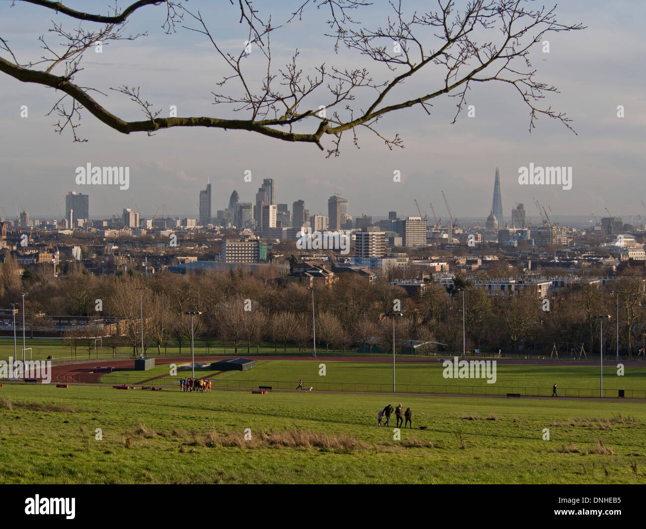 Menschen zu Fuß auf Hamstead Heath mit City of London im Hintergrund, UK Stockfoto