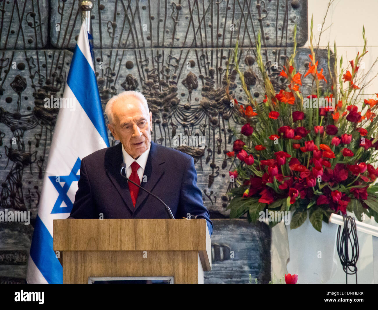 Jerusalem, Israel. 30. Dezember 2013. Israels Präsident Shimon Peres, macht eine Aussage in einem traditionellen Neujahrsempfang für christliche Leiter; "Liebe Freunde, Bitte beachten Sie dieses Haus Ihr Zuhause. Seine Türen sind immer offen vor dir. " Jerusalem, Israel. 30. Dezember 2013.  Präsident des Staates Israel, Shimon Peres, Gastgeber einer traditionellen Neujahrsempfang für christliche Leiter nahmen die Köpfe aller christlichen Konfessionen in der Präsidenten-Residenz. Bildnachweis: Nir Alon/Alamy Live-Nachrichten Stockfoto