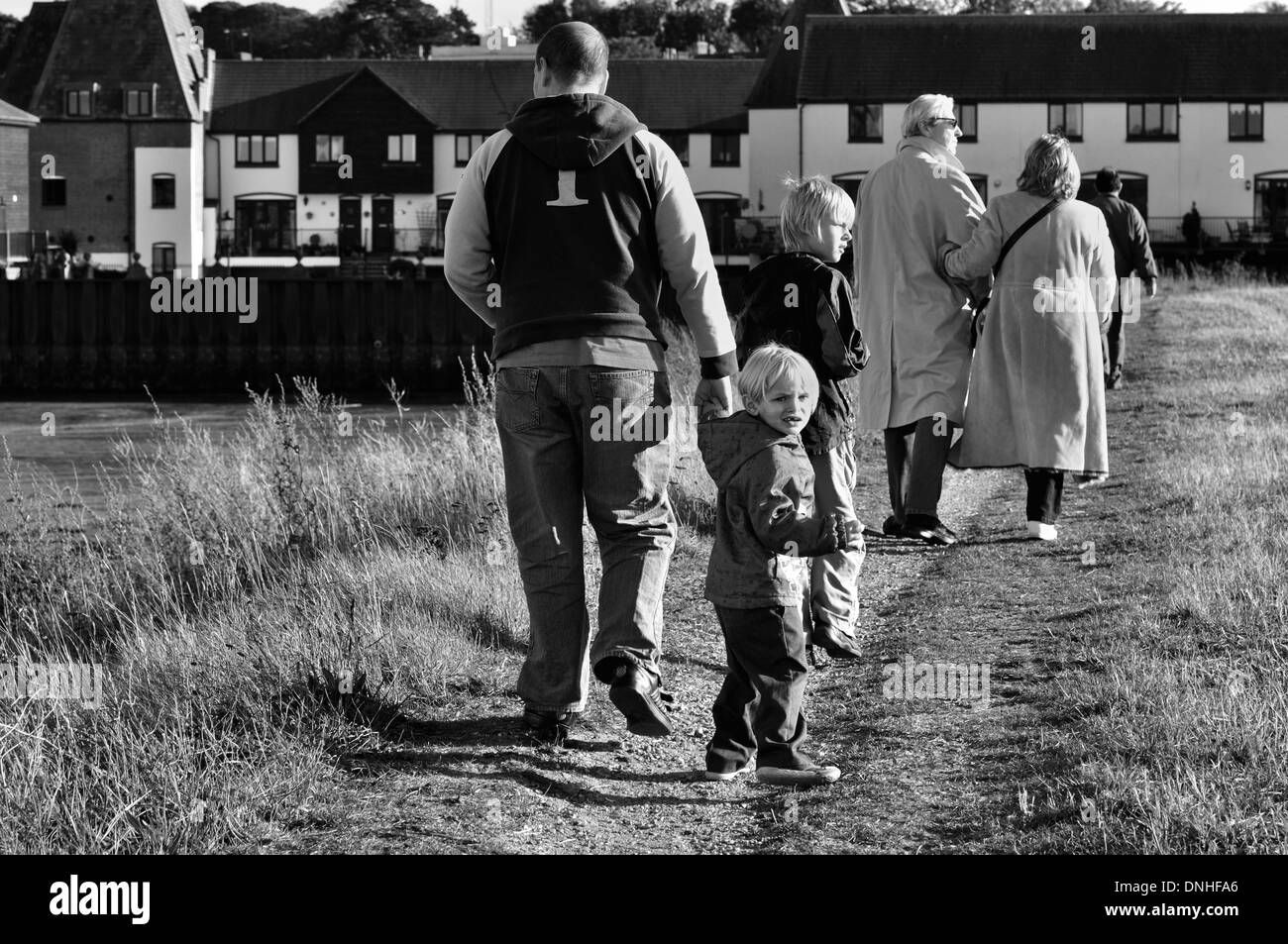 Familienwanderung, Stour Mündung Manningtree Essex UK Stockfoto