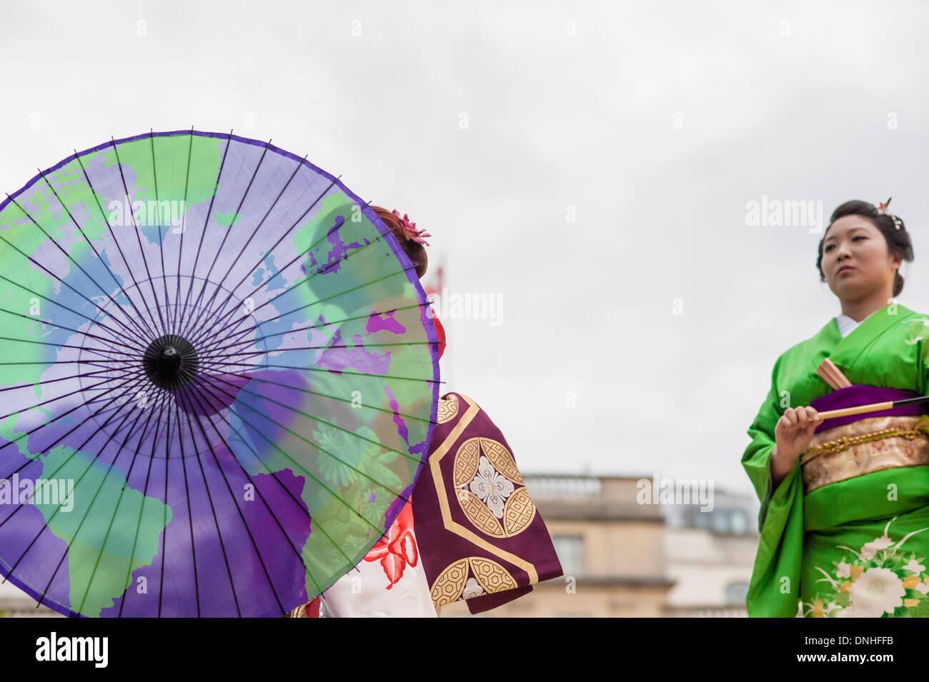 Japanischen Tänzerinnen auf dem Trafalgar Square mit Regenschirm (manipulierte Bild) Stockfoto