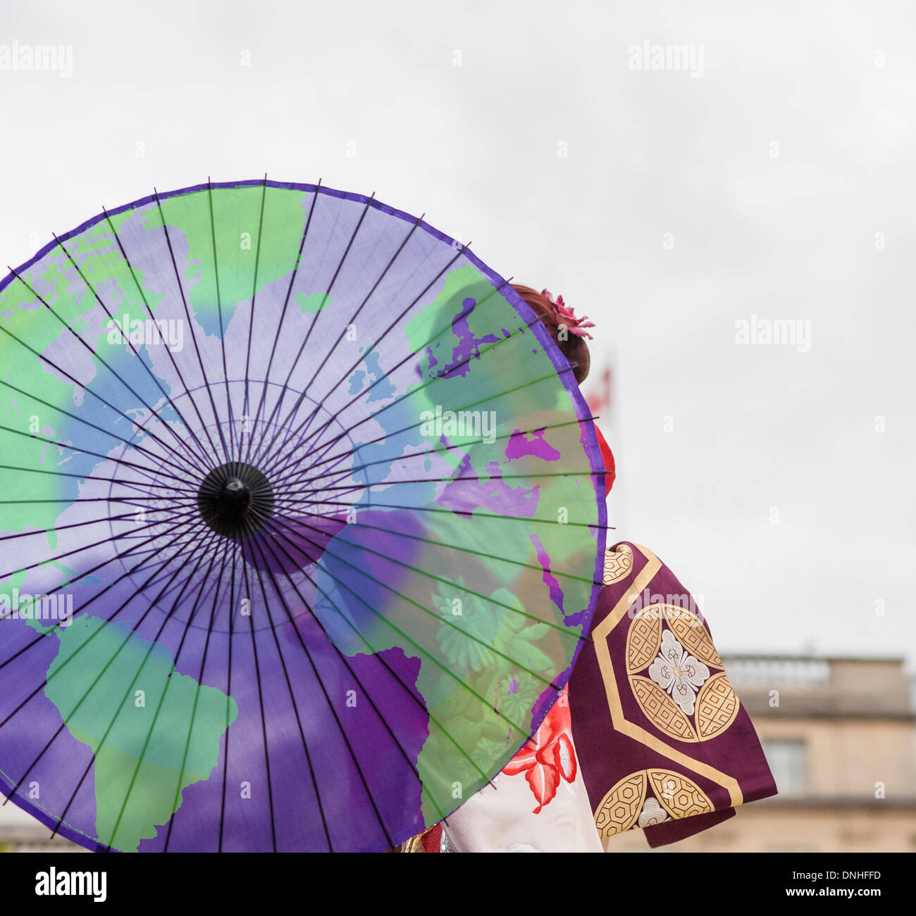 Japanischen Tänzer auf dem Trafalgar Square mit Regenschirm (manipulierte Bild) Stockfoto