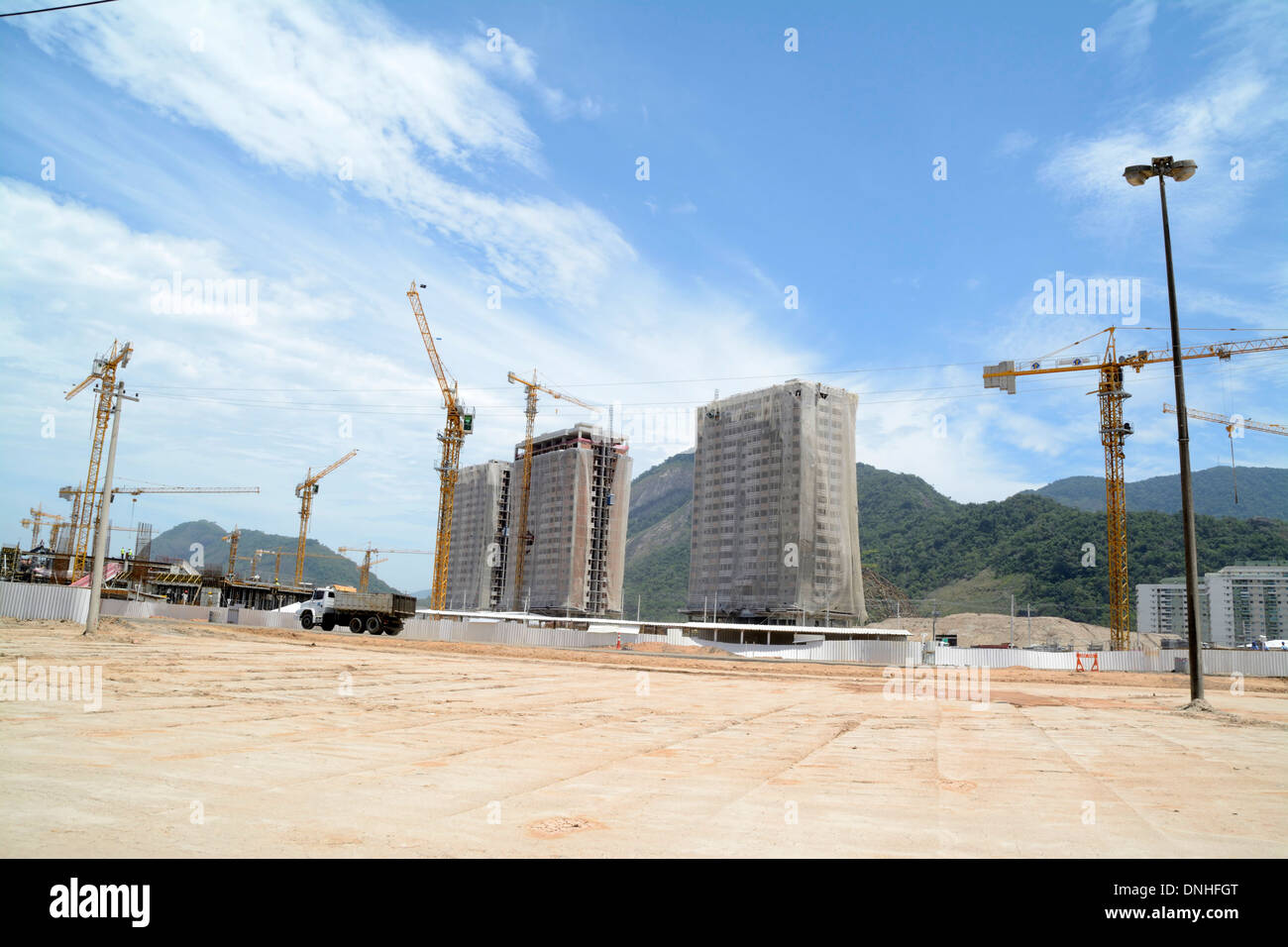 Eine große Baustelle des neuen Olympischen Dorfes in der Barra da Tijuca, einem Viertel von Rio de Janeiro in Brasilien. Concessionaria Rio Mais Stockfoto