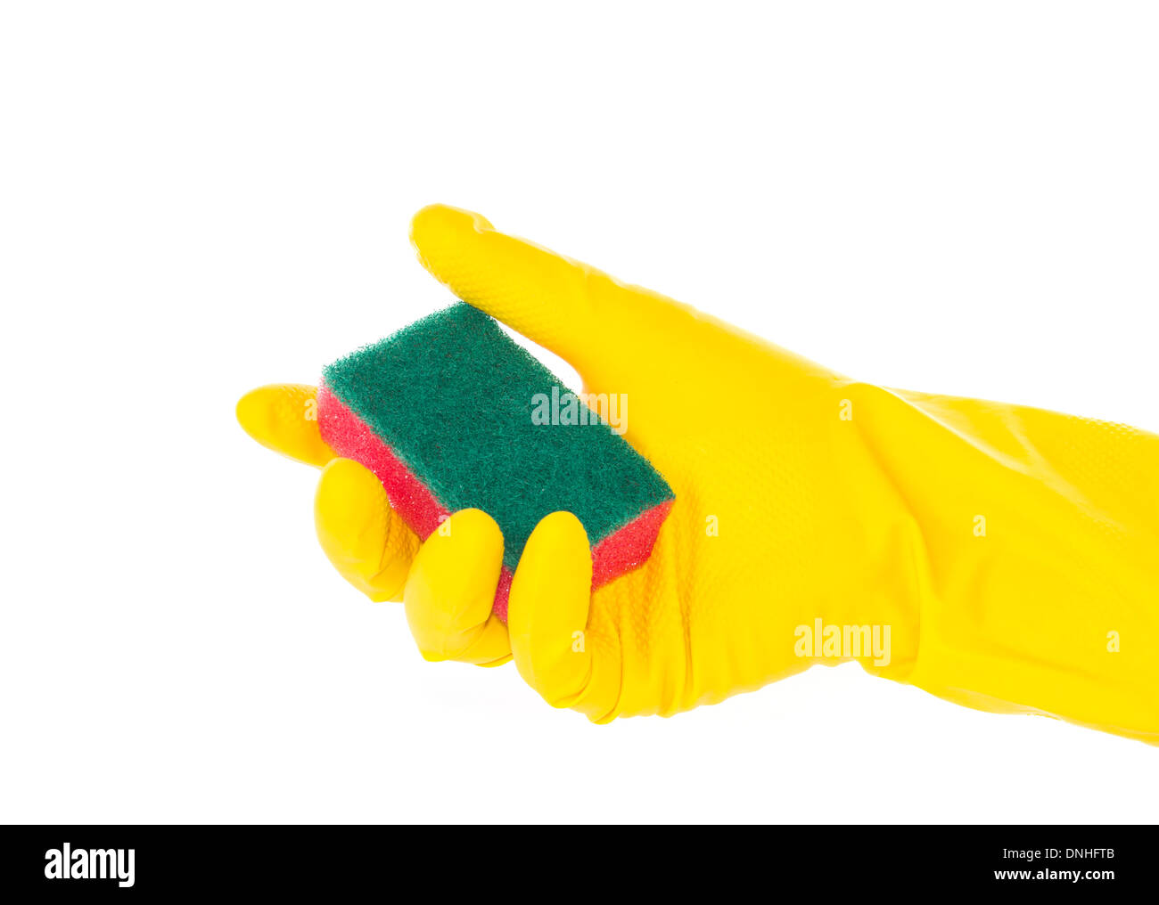 Hand in Kautschuk Handschuh Holding rot Reinigungsschwamm vor weißem Hintergrund Stockfoto