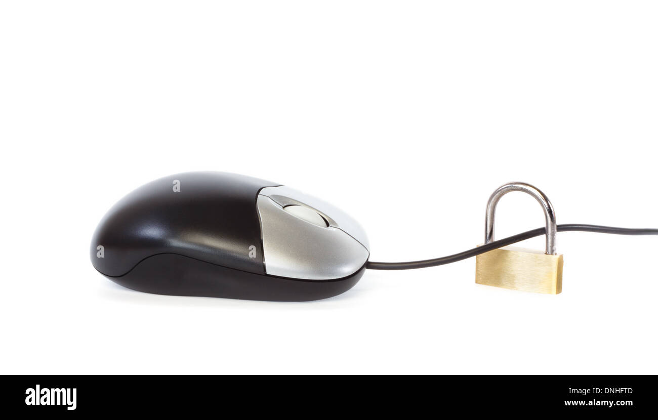 Computer-Maus mit Vorhängeschloss vor weißem Hintergrund gesichert Stockfoto