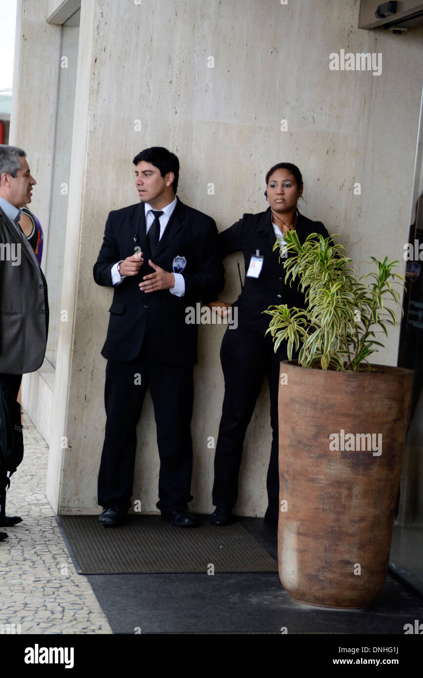 Zwei Hotel-Wachleute außerhalb der 5 Sterne - Windsor Atlantica in Copacabana Strand in Rio De Janeiro, Brasilien. Stockfoto