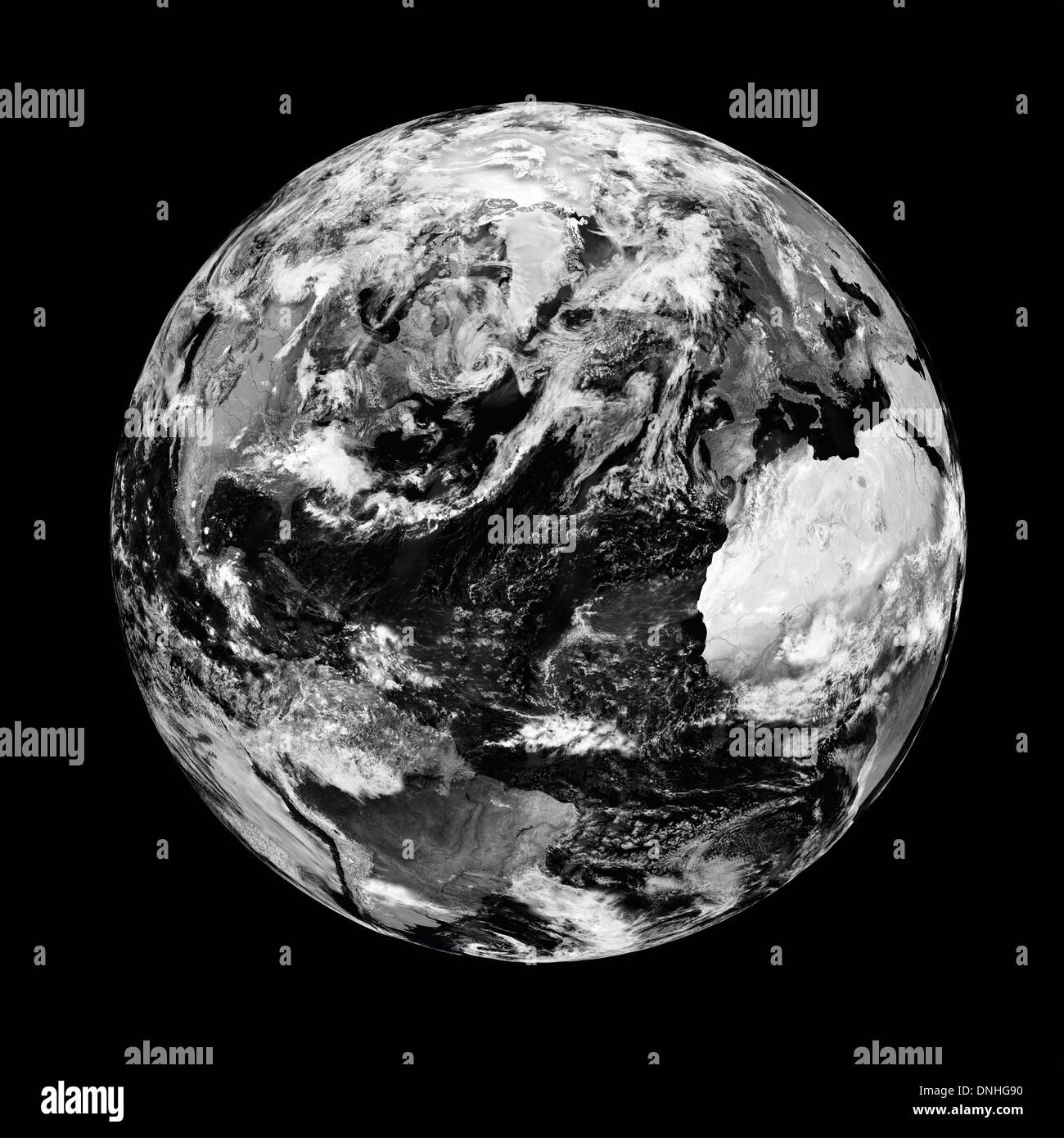 Schwarze Erde mit Wolken auf schwarzem Hintergrund isoliert. Elemente des Bildes von der NASA eingerichtet. Stockfoto