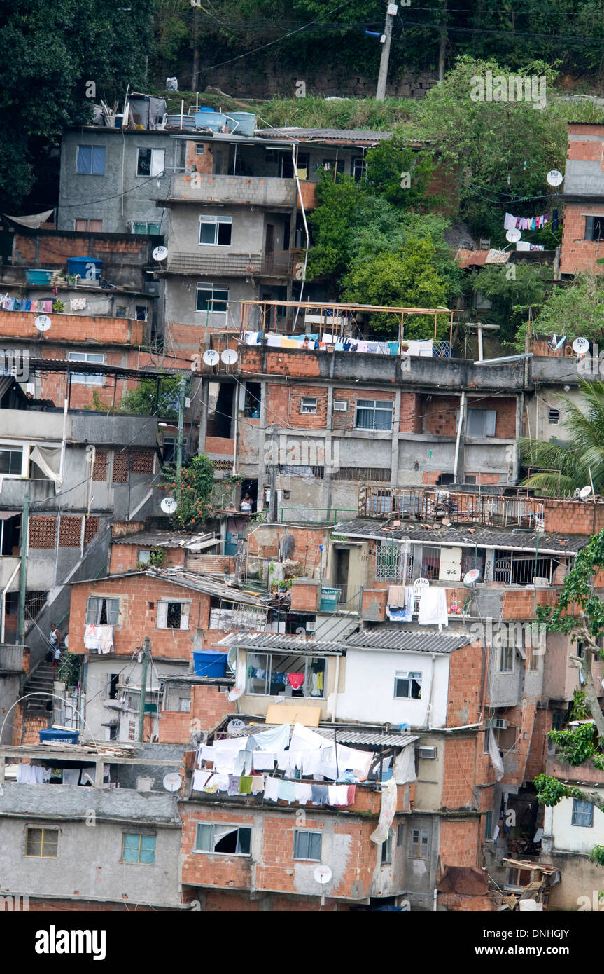 Die ausgedehnte Slums von Guararapes Favela in Rio De Janeiro, Brasilien. Stockfoto