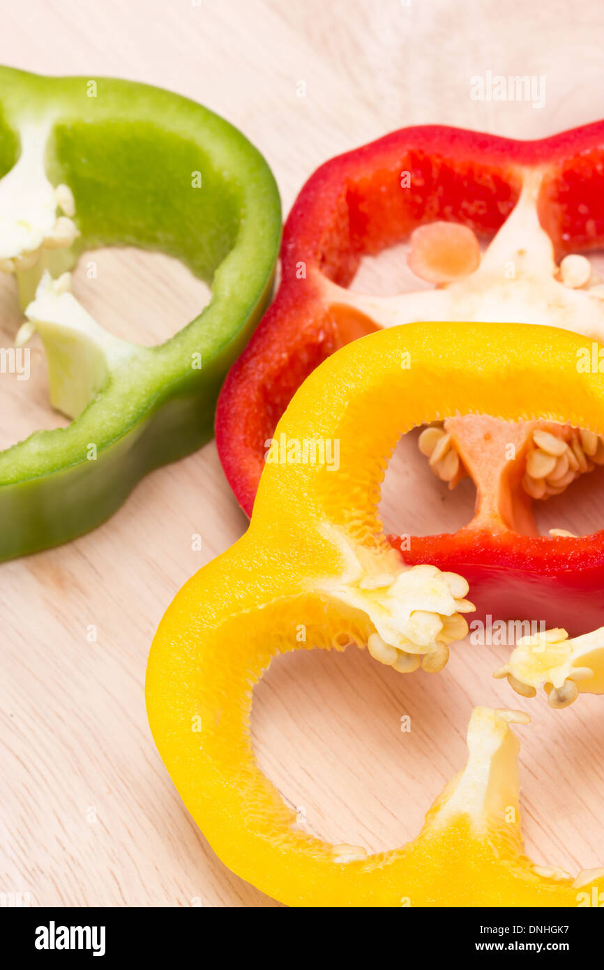 In Scheiben geschnitten, bunte Paprika auf Holzbrett geschnitten. Stockfoto